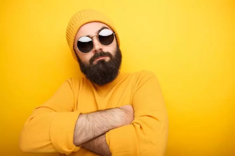 uomo brutale che ha aumentato lo spessore del suo pene