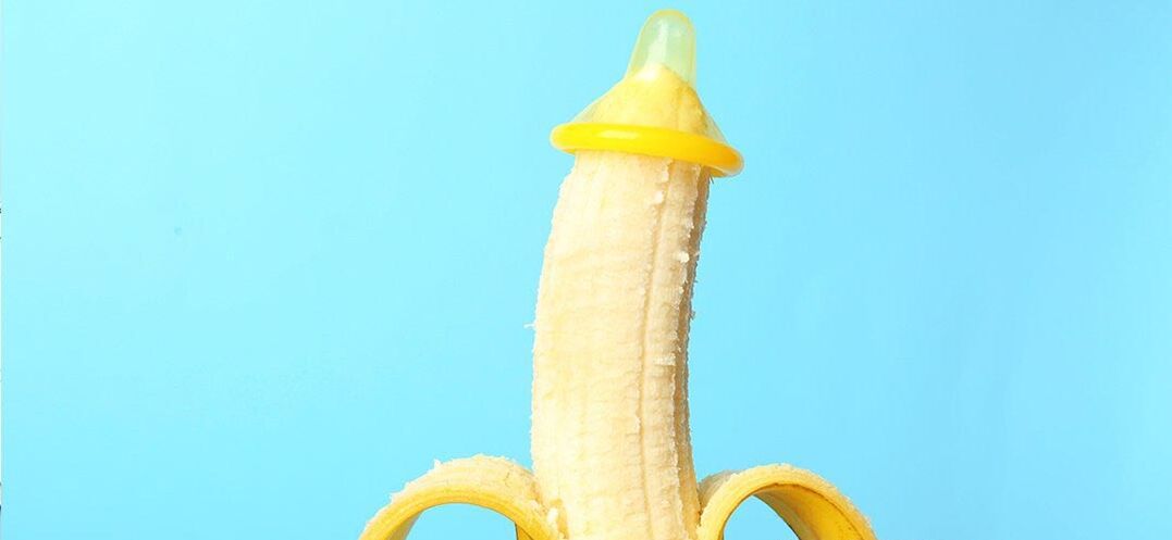 banana in un preservativo come imitazione dell'ingrandimento del pene senza chirurgia