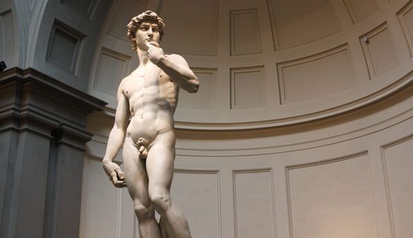 la scultura nuda simboleggia l'ingrandimento del pene