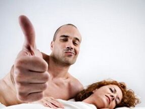 donna con un uomo che ha ingrandito il suo pene usando rimedi popolari
