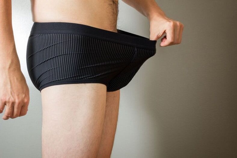l'uomo guarda il pene dopo l'ingrandimento con la soda